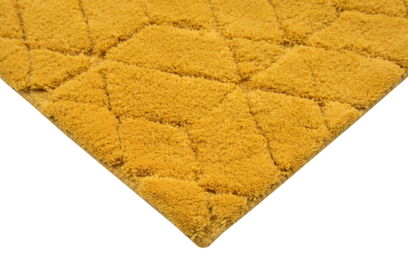Tapis jaune à formes géométriques en laine, vue en angle mettant en valeur l’épaisseur et les finitions soignées