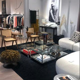 Tapis noir en laine – Cory, dans un salon