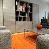 Vloerkleed oranje geometrisch van wol – Cory, in een woonkamer