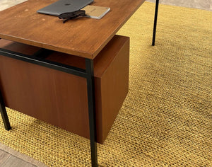 Tapis d’été en jute jaune vif sous un bureau en bois. Ambiance naturelle et lumineuse