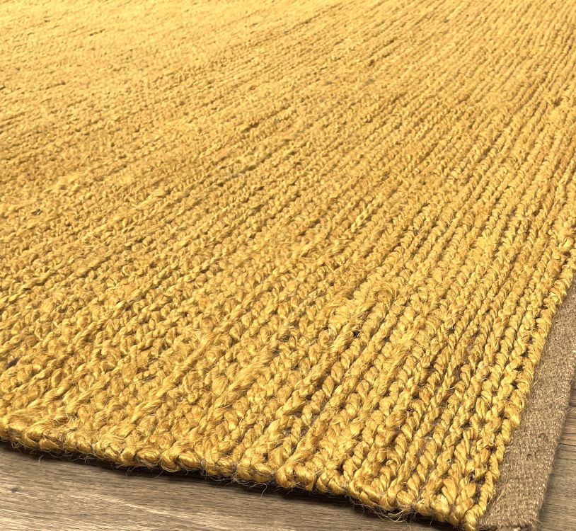 Tapis d’été en jute jaune vif — vue d’angle. Elégant au ton naturel, parfait pour sublimer un salon ou une chambre