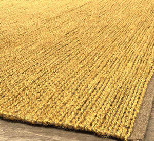 Tapis d’été en jute jaune vif — vue d’angle. Elégant au ton naturel, parfait pour sublimer un salon ou une chambre