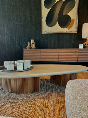 Tapis d’été beige en jute dans un salon moderne, associé à un mobilier naturel pour une ambiance chaleureuse et épurée