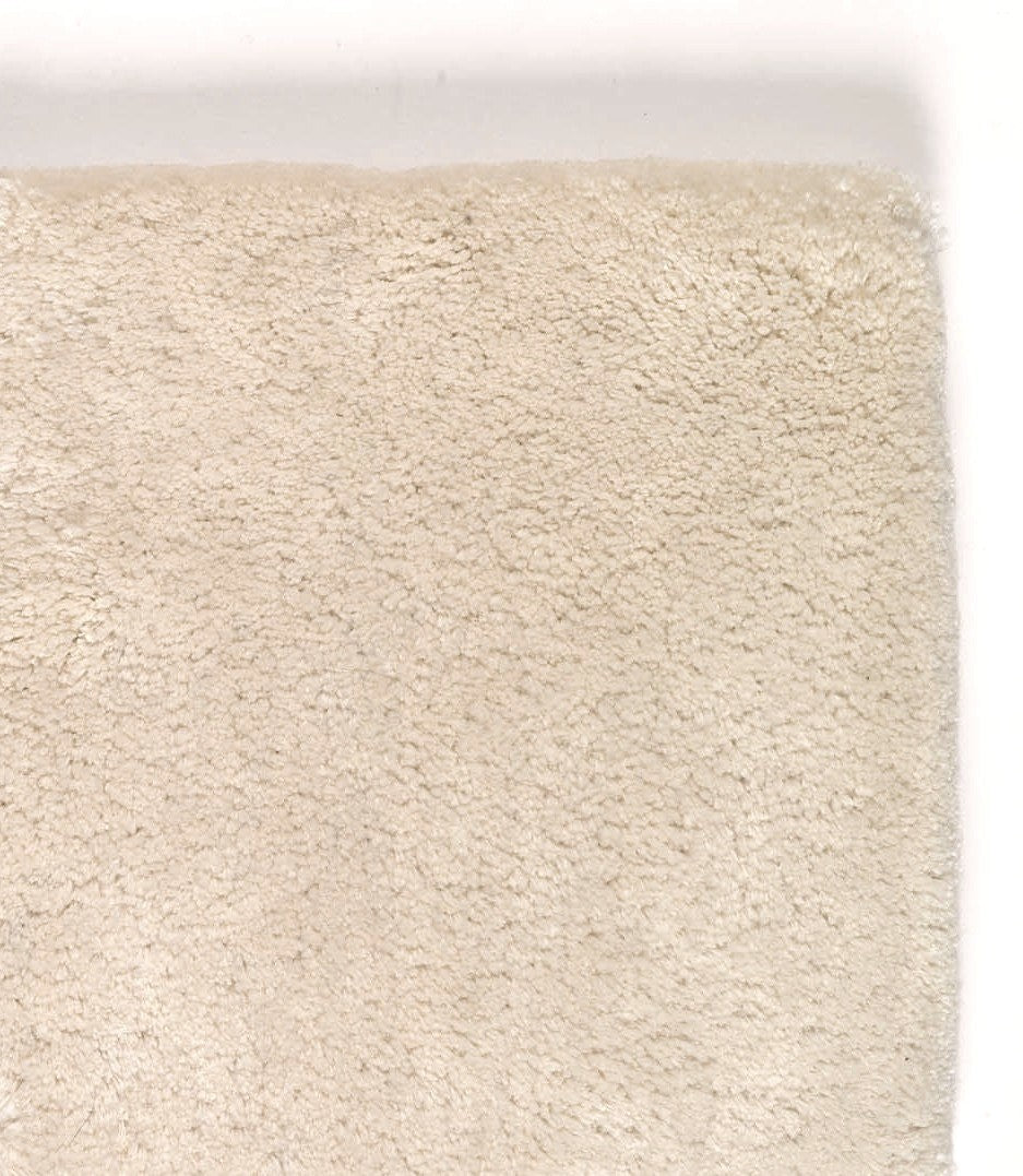 Tapis ivoire artisanal en bambou, grande taille, vue en perspective mettant en valeur sa brillance et sa douceur