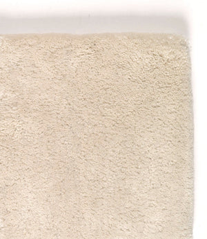 Tapis ivoire artisanal en bambou, grande taille, vue en perspective mettant en valeur sa brillance et sa douceur