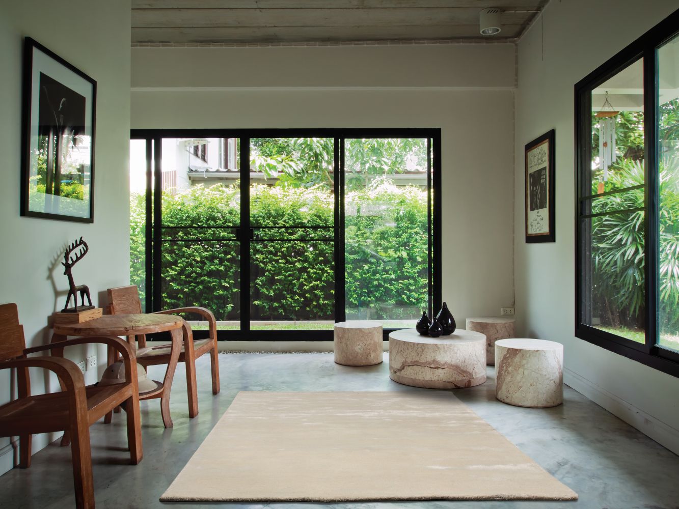 tapis ivoire en bambou fait main intégré dans une pièce lumineuse et chaleureuse, ambiance douce et contemporaine