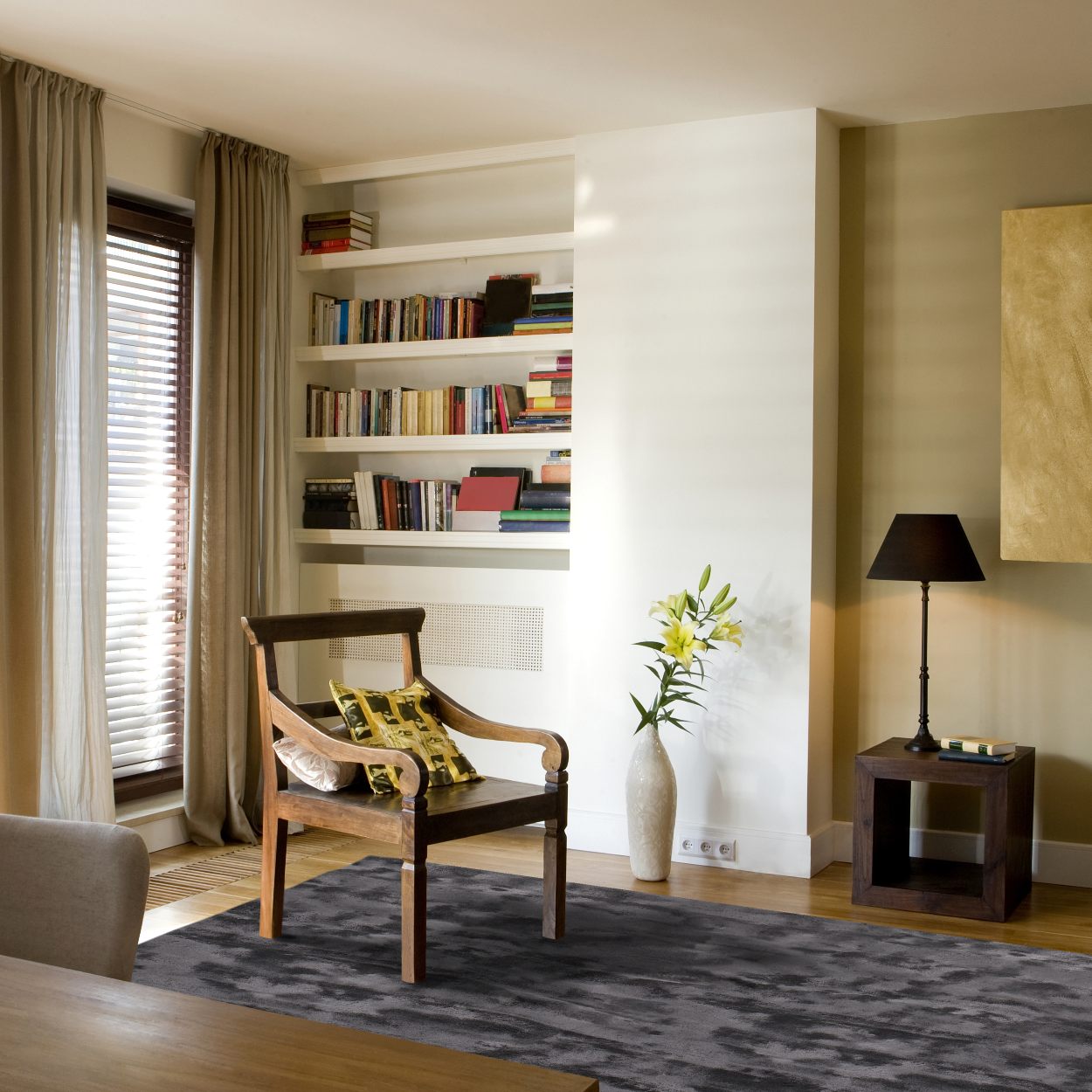 Tapis gris brillant en bambou fait main, intégré dans un salon moderne avec lumière naturelle