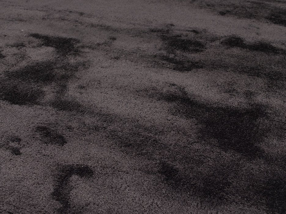 Gros plan sur les fibres brillantes et la texture tissée du tapis gris en bambou fait main