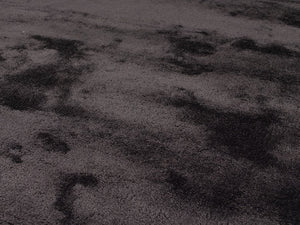 Gros plan sur les fibres brillantes et la texture tissée du tapis gris en bambou fait main