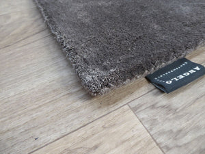 Tapis de couloir gris en bambou fait main vu en angle – reflets brillants et bordure soignée