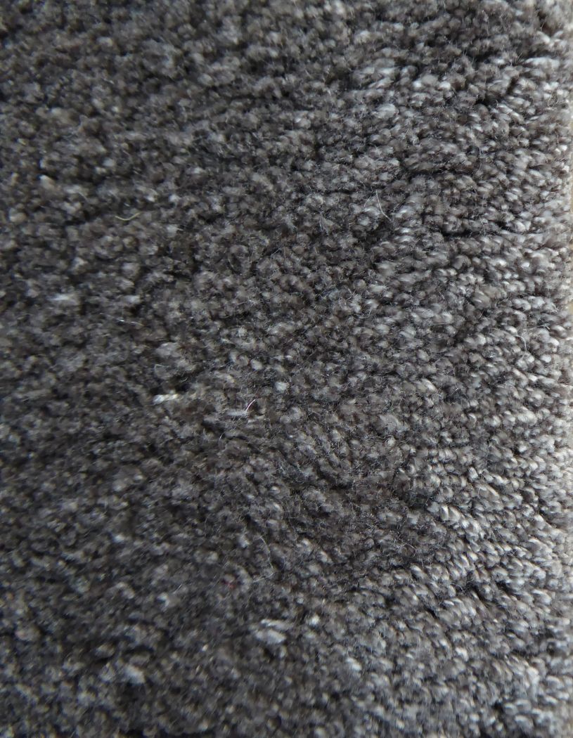 Détail du tapis de couloir gris brillant en bambou – tissage artisanal et fibres naturelles scintillantes