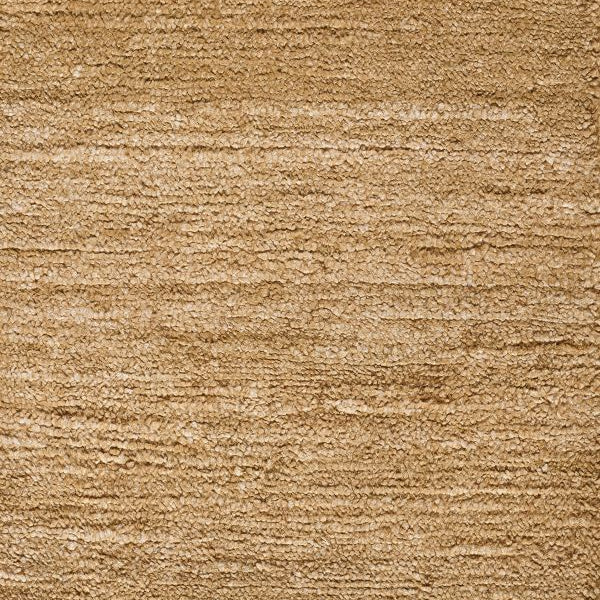 Zoom sur la texture soyeuse du tapis en soie de bambou jaune beige doré, fibres lumineuses et finition raffinée