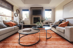 Tapis raffiné en soie de bambou orange rouge terracotta intégré dans un salon, apportant chaleur, élégance et profondeur