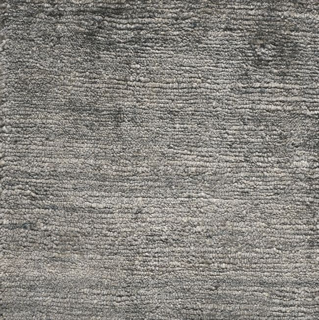 Gros plan sur la texture soyeuse du tapis en soie de bambou gris marron, détails de fibres et nuances raffinées