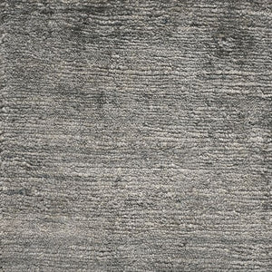 Gros plan sur la texture soyeuse du tapis en soie de bambou gris marron, détails de fibres et nuances raffinées