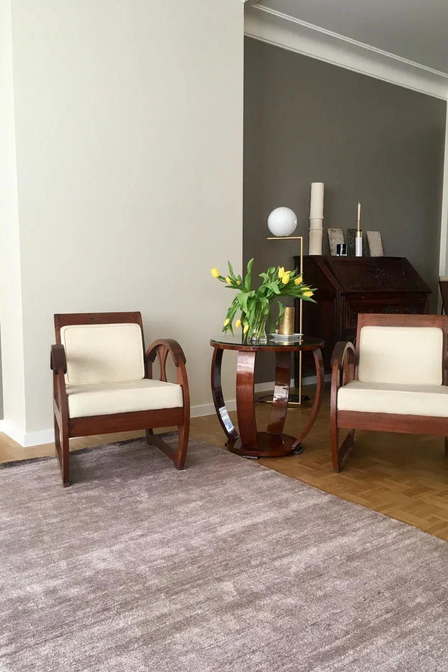 Tapis violet à poils ras en soie de bambou – Sievy, dans un salon