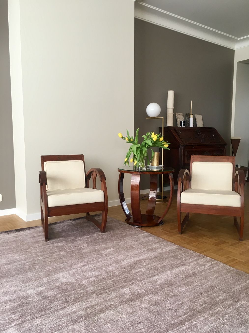 Tapis gris violet en soie de bambou dans un salon chaleureux, intégrant harmonieusement la décoration