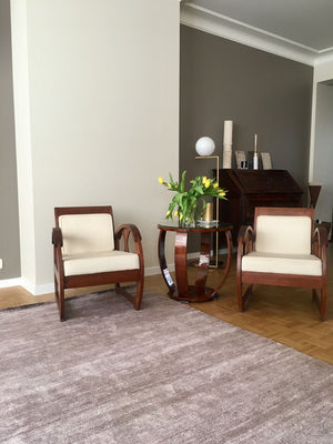Tapis gris violet en soie de bambou dans un salon chaleureux, intégrant harmonieusement la décoration