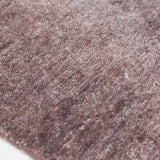 Tapis violet à poils ras en soie de bambou – Sievy : détail de la bordure