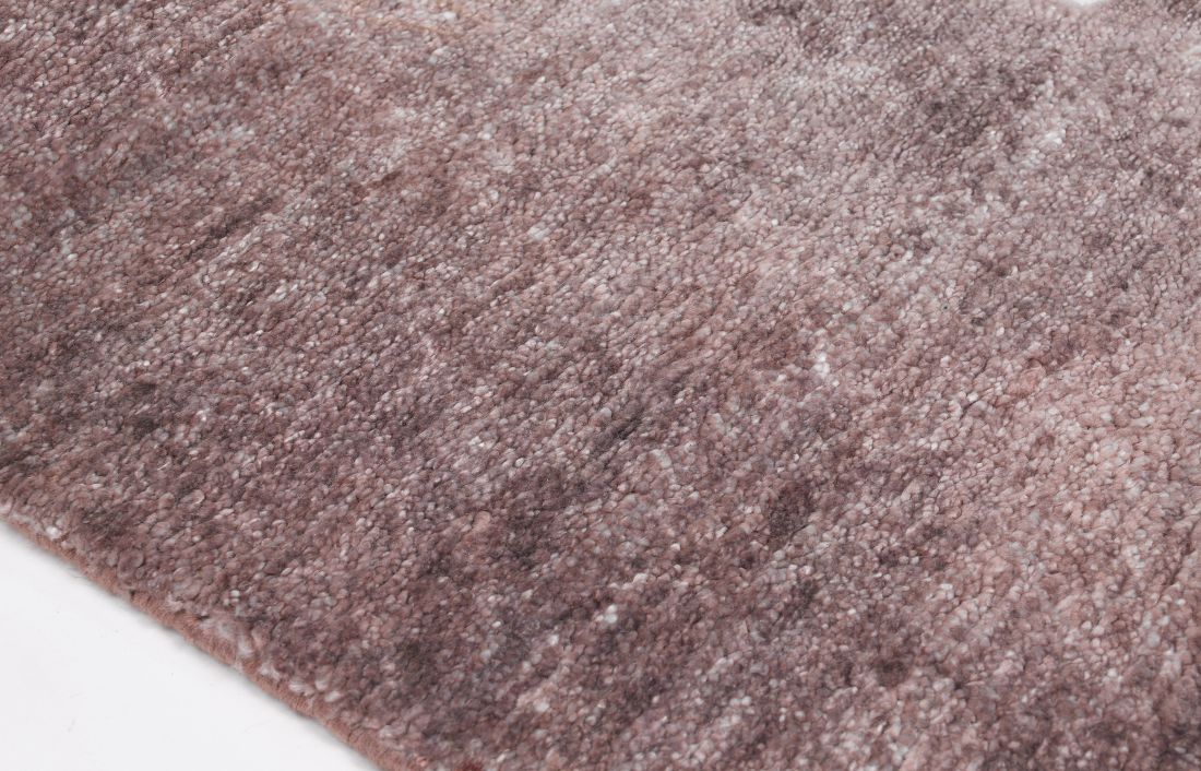 Tapis soie de bambou marron violet photographié de biais, montrant l’épaisseur et la finition des bords