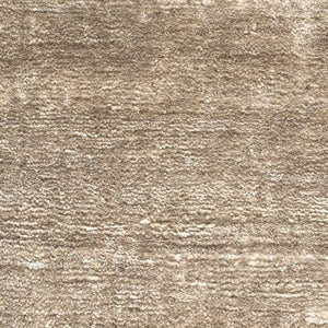Gros plan sur la texture soyeuse du tapis en soie de bambou marron clair, fibres lumineuses et finition premium