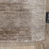Alfombra marrón claro de pelo corto de seda de bambú – Sievy – detalle del borde