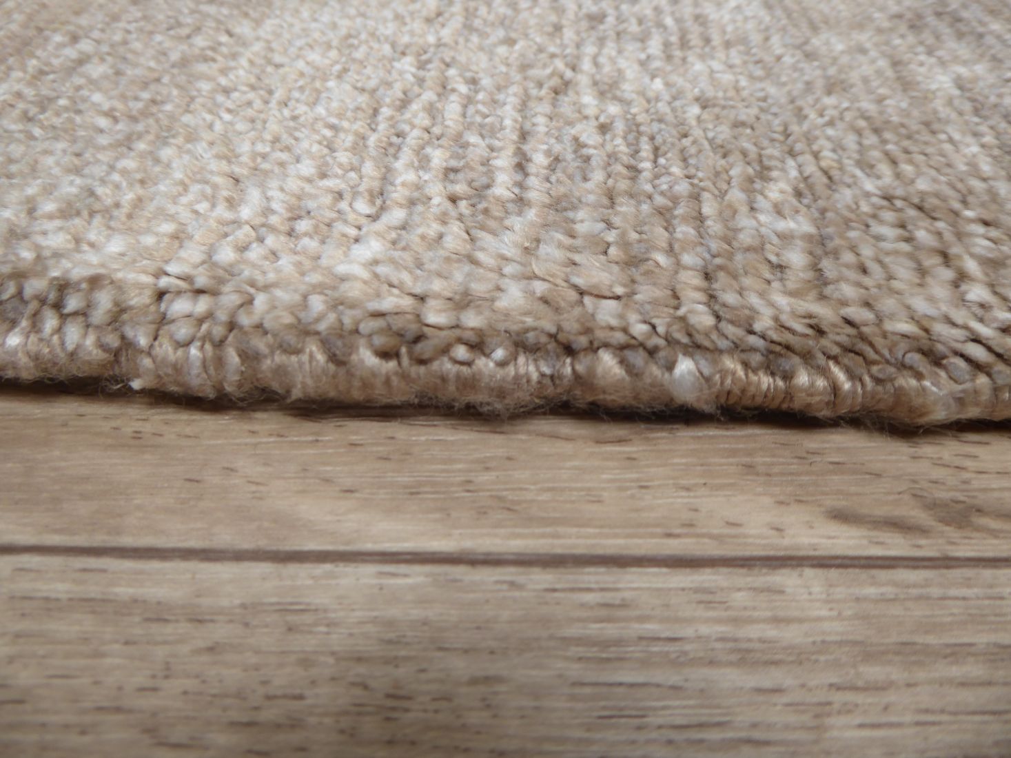 Tapis en soie de bambou marron clair, mettant en valeur l’épaisseur, les bords et la brillance soyeuse du tissage