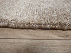 Tapis en soie de bambou marron clair, mettant en valeur l’épaisseur, les bords et la brillance soyeuse du tissage