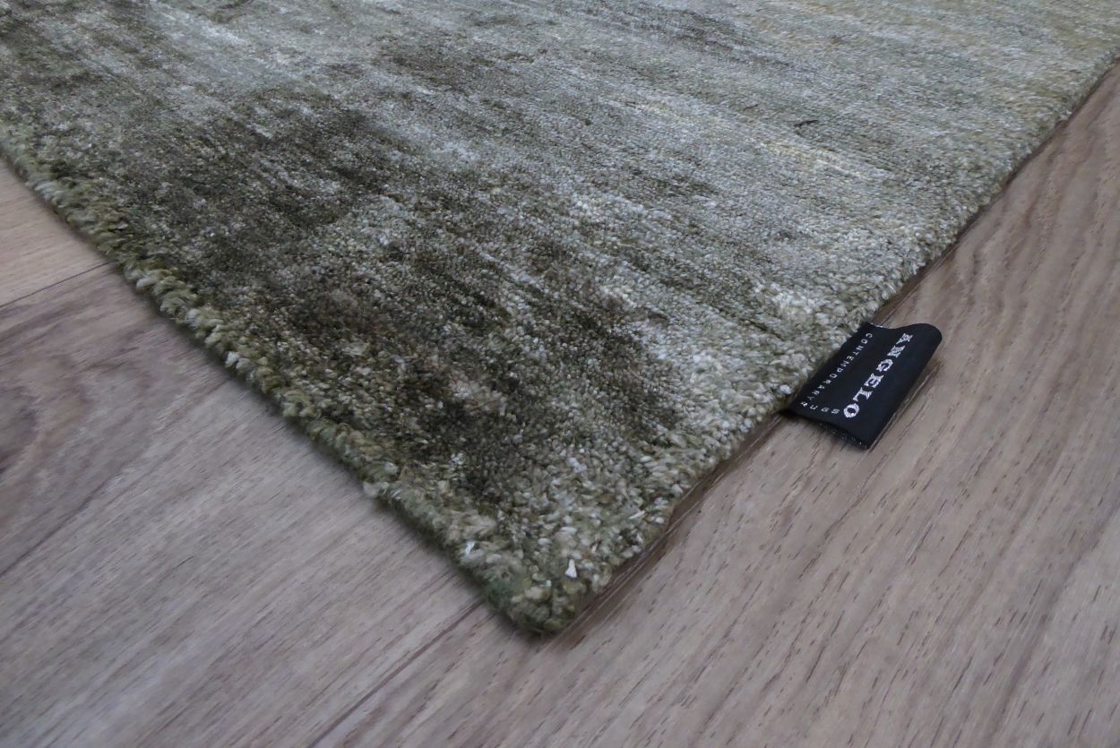 Tapis en soie de bambou gris-vert vu de biais, mettant en valeur la brillance et l’épaisseur du tissage