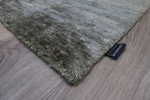 Tapis en soie de bambou gris-vert vu de biais, mettant en valeur la brillance et l’épaisseur du tissage