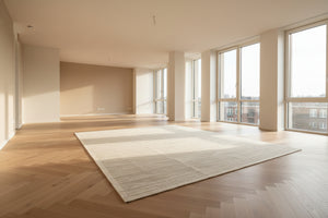 Tapis en laine haut de gamme fait main Sahel 3078 par angelorugs avec finitions franges et découpe sur mesure pour Bel-Deco.