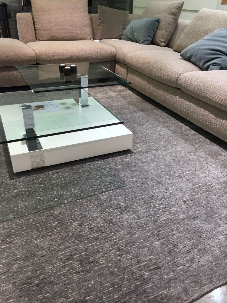 Salon moderne avec tapis gris élégant en laine et soie de bambou – ambiance chic et harmonieuse