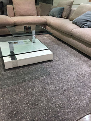Salon moderne avec tapis gris élégant en laine et soie de bambou – ambiance chic et harmonieuse