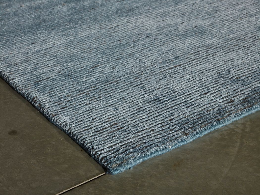 Tapis bleu brillant, vu en angle – texture soyeuse et profonde, reflets lumineux et design contemporain