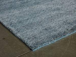 Tapis bleu brillant, vu en angle – texture soyeuse et profonde, reflets lumineux et design contemporain
