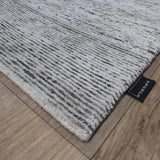 Tapis ivoire et gris en laine et soie – Magnifico : détail de la bordure