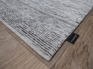 Tapis blanc gris brillant, vu en angle – souligne la texture douce et les reflets subtils de la soie de bambou