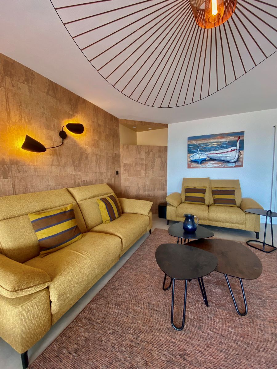 Salon design avec tapis terracotta et gris élégant – mise en scène chaleureuse soulignant brillance et douceur