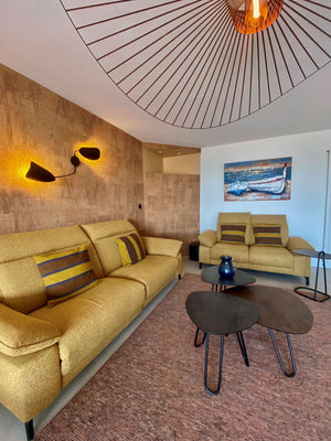 Salon design avec tapis terracotta et gris élégant – mise en scène chaleureuse soulignant brillance et douceur