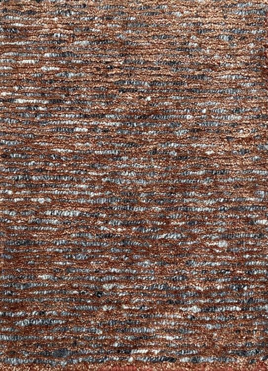 Gros plan sur le tapis terracotta gris – détail de la texture en soie de bambou et laine, effet luxueux et lumineux