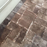 Tapis marron à poils longs en laine – Baipal : détail du tissage (2)