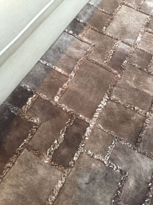 Tapis rose marron en laine d’agneau – vue de bord mettant en valeur le contraste entre poil long et court, texture douce