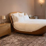 Tapis marron à poils longs en laine – Baipal, dans une chambre