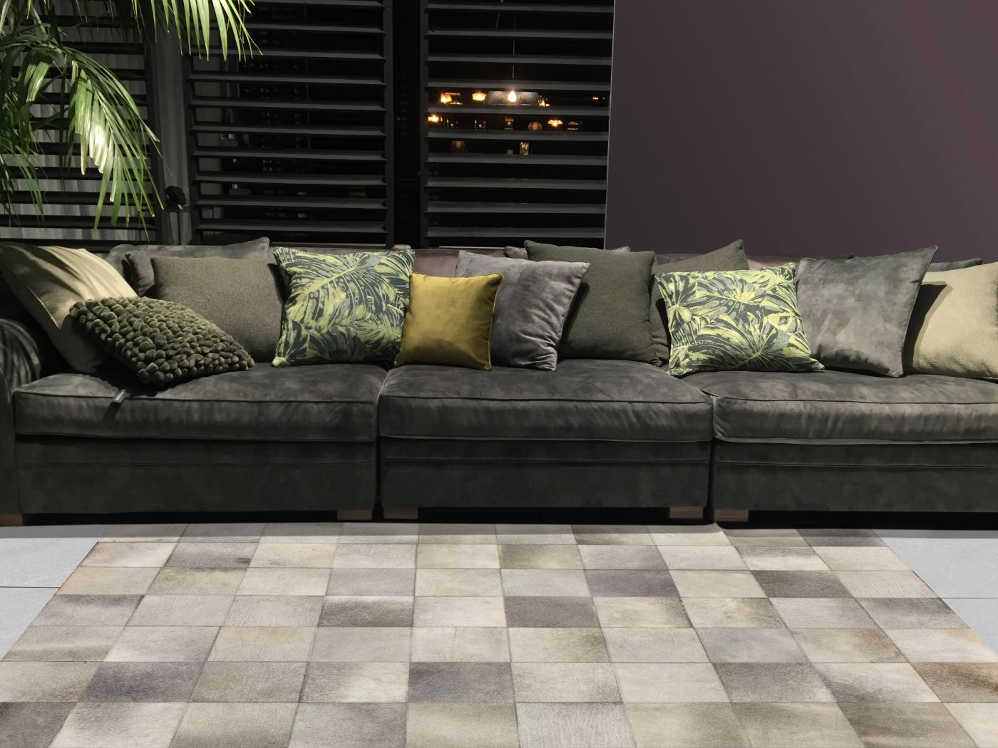 Tapis en cuir de vachette motifs damier clair gris ivoire intégré dans un salon moderne, apportant texture et élégance