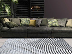 Tapis géométrique en cuir de vachette brun et blanc intégré dans un salon moderne chaleureux