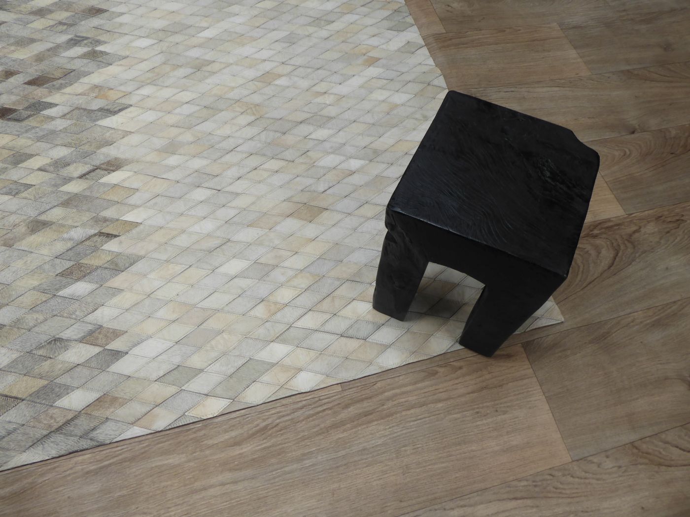 Tapis en cuir de vachette à motifs géométriques brun gris ivoire intégré avec un tabouret moderne