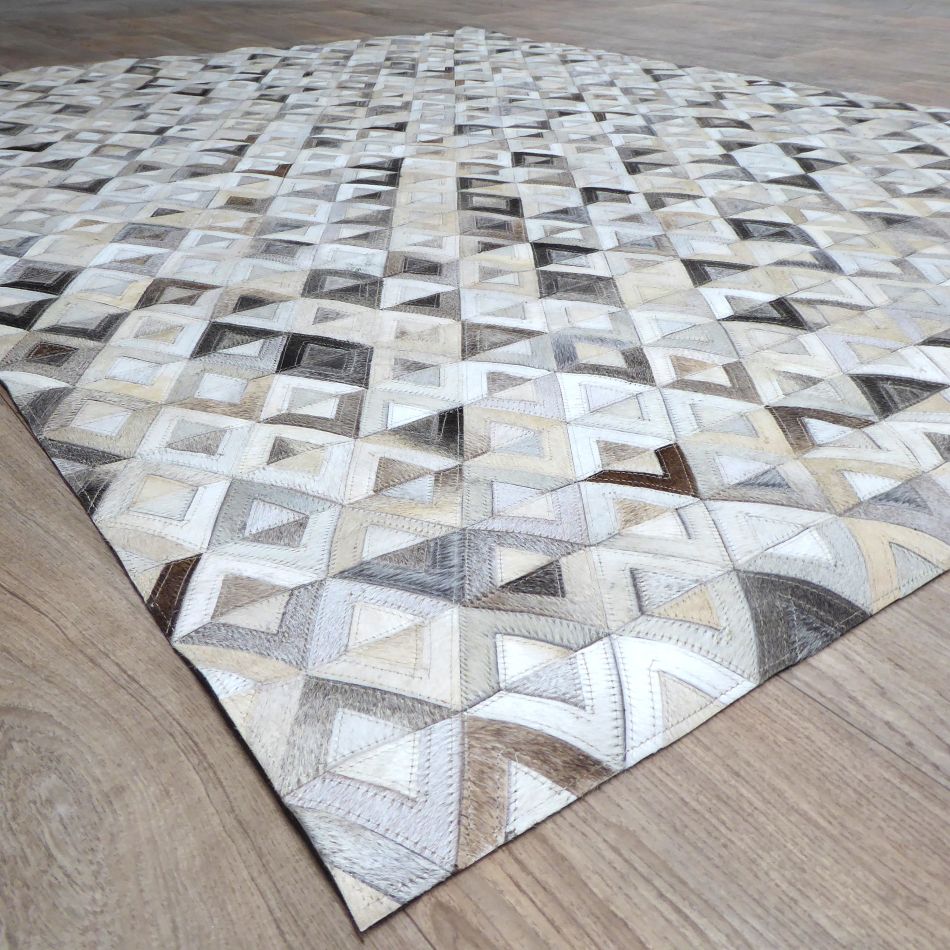Tapis géométrique en cuir de vachette gris brun ivoire, vu en coin avec perspective du relief
