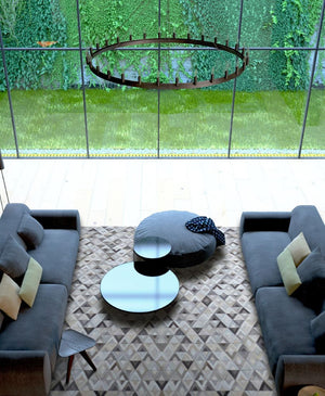 Tapis en cuir de vachette motifs gris brun ivoire intégré dans un salon moderne