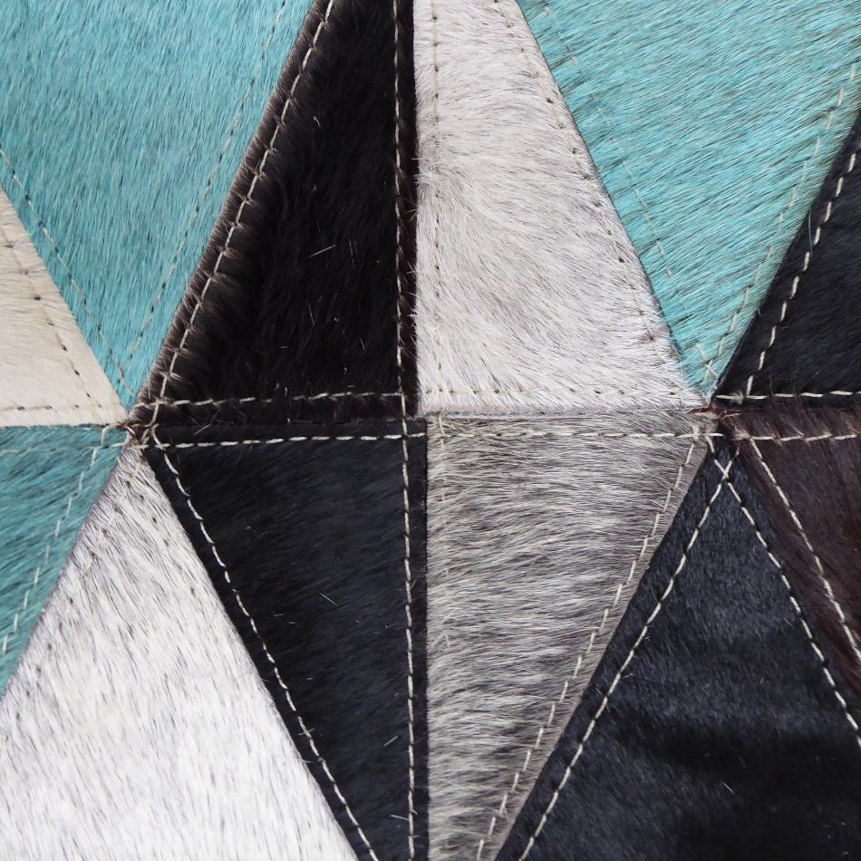 Gros plan sur le tapis en cuir de vachette – motifs géométriques colorés et texture naturelle