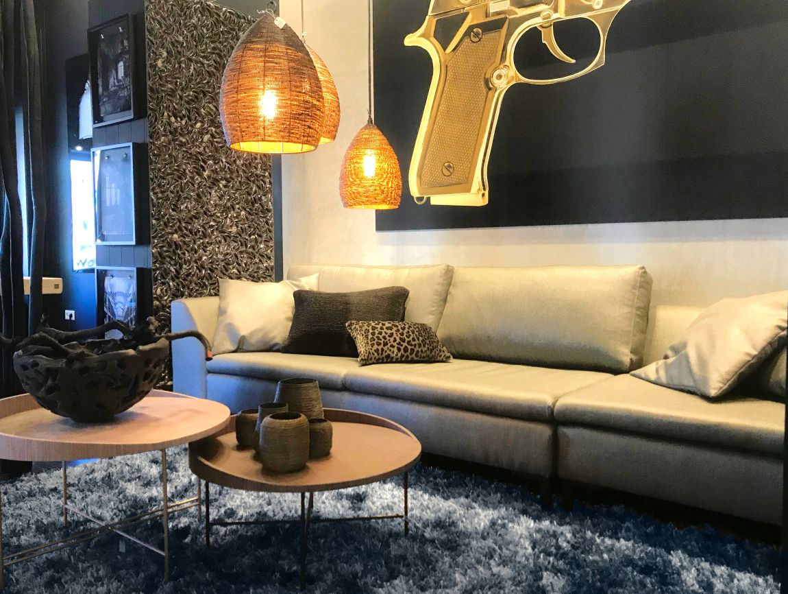 Tapis à poils longs gris brillant intégré dans un salon contemporain, créant une atmosphère chaleureuse et sophistiquée